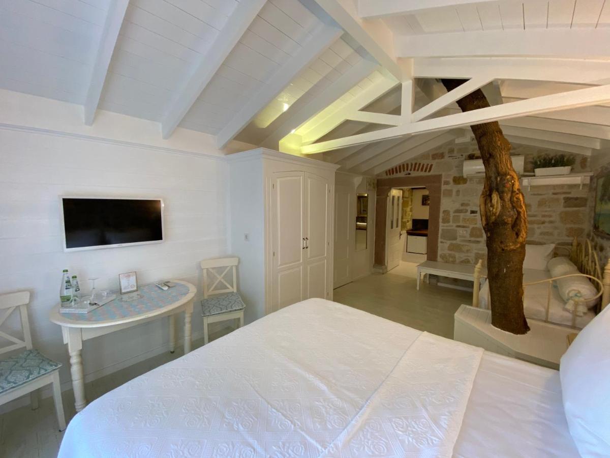Lola 38 Hotel Foça Eksteriør billede
